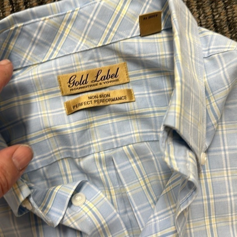 Roundtree and York Men’s Gold Label light blue /white plaid button down size LT